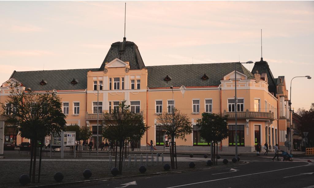 Hotel Lev Levice Dış mekan fotoğraf